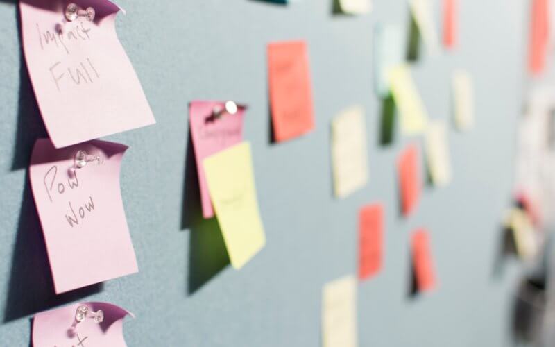 Post-it-lappar på en vägg